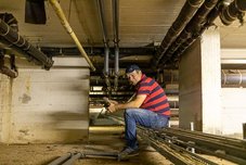 Dejan Bileski bei der Digitalisierung