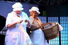 Tratschende Waschweiber: Ina Harder und Karin Pulitzer (v.l.) © Foto: Sabine Büttner