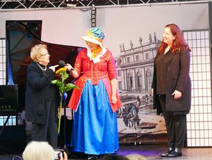 Margot Nisita (li) und Susanne Kessel (re), ihre Klavier-Lehrerin, Sabine Köhne-Kayser, KukuG (Mitte) © Foto: Anita Brandstädter